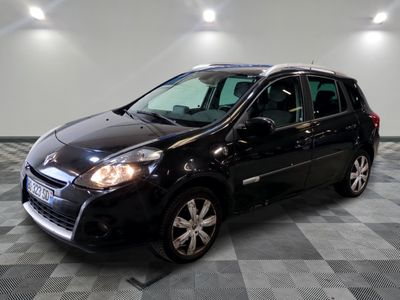 la photo d'une petite voiture noire garée dans un garage