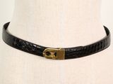 ceinture en cuir noir avec boucle dorée sur mannequin mannequin mannequin mannequin mannequin mannequin mannequin mannequin mannequin mann