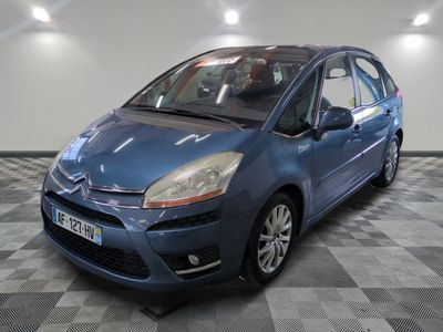 la photo d'une petite voiture bleue garée dans un garage