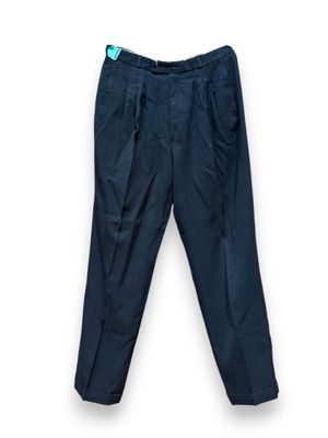 un pantalon bleu marine suspendu à un cintre sur fond blanc