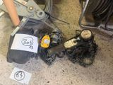 une personne tenant une paire de ciseaux à côté d'un tas de chaînes