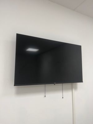 une télévision à écran plat fixée au mur dans la pièce
