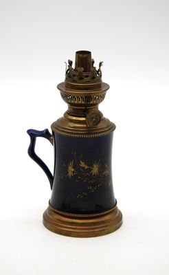 une cafetière bleue et dorée avec une anse bleue