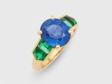 une bague sertie de saphir et d'émeraude