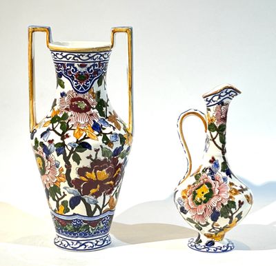 deux vases posés l'un à côté de l'autre sur une surface blanche