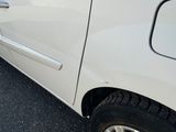 une voiture blanche garée sur le bord de la route