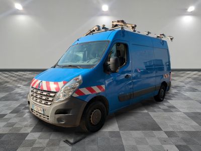 la camionnette bleue est garée sur un sol à carreaux dans une pièce