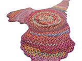 une photo d'un tapis au crochet représentant une tête de chat