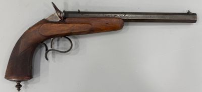 un vieux pistolet accroché au mur d'une pièce