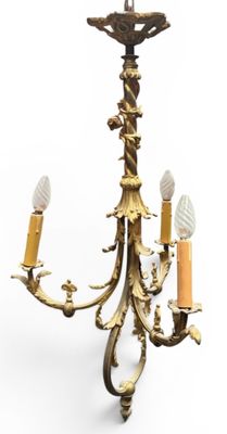 une image représentant un lustre avec trois bougies et une croix au sommet