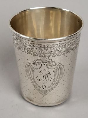 une coupe ancienne en argent ornée d'un motif monogrammé