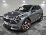 un SUV gris garé sur un sol à damier dans un garage