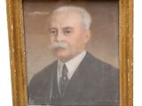 portrait d'un homme en costume-cravate dans un cadre doré