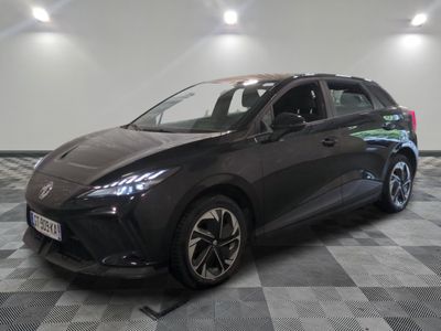 Une Toyota C-HR noire est garée sur un sol à damier.