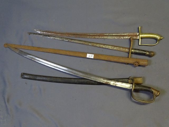 CAT D : Lot de sabre et divers : un fourreau état moyen ; sabre 5...