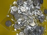 un tas d'argent et de pièces d'argent sur un fond jaune