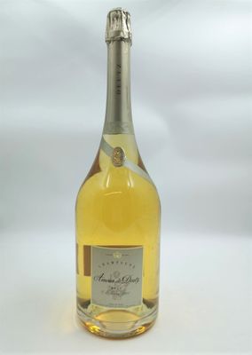 l'image d'une bouteille de champagne posée sur une table