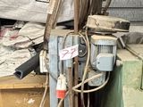 un homme qui travaille sur une machine dans un garage
