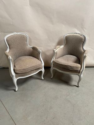paire de chaises anciennes de style français avec coussins rembourrés