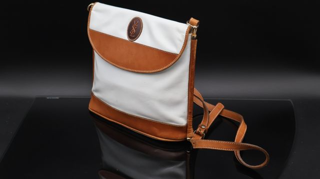 YVES SAINT LAURENT – Sac à bride réglable en cuir blanc et gold. ...