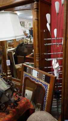 une photo d'une pièce remplie de meubles et d'une lampe