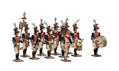 Les petits soldats portent des uniformes de différentes couleurs et tailles.