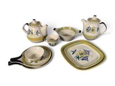 une théière, une tasse, une soucoupe, une assiette et un service à thé