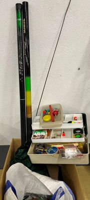 une boîte remplie d'objets assortis posée sur une table