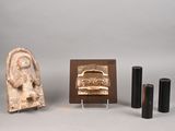 trois œuvres d'art posées sur une table