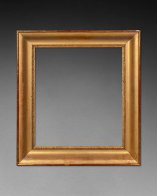 CADRE en bois et pâte doré dit " à la doucine" à décor de fr…