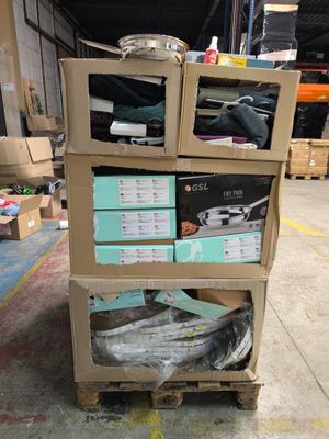 une pile de boîtes empilées les unes sur les autres