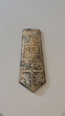 PIERRE PLATE sculptée à décor de motifs archaïques et d'idéo…