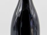 une bouteille de vin posée sur une table