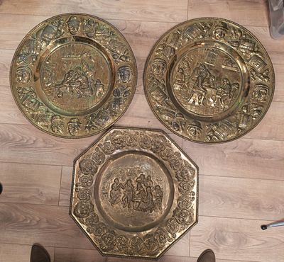 3 bas reliefs en cuivre à décors repoussés de scènes de tave…