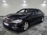 une photo d'une Mercedes Classe S noire dans un showroom