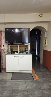 un grand téléviseur à écran plat dans un coin de la pièce