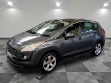 La voiture grise est garée sur le sol à damier du garage.