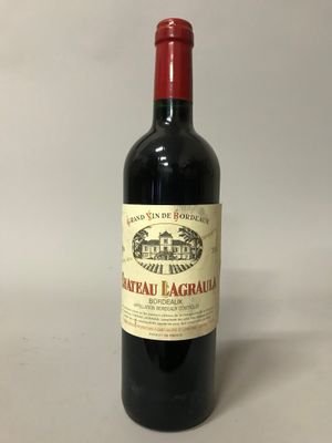 l'image d'une bouteille de vin posée sur une table