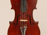 gros plan d'un violon avec un archet sur fond blanc