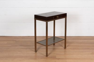 l'image d'une petite table avec un tiroir