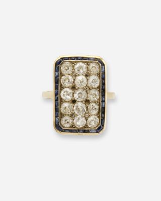 gros plan d'une bague en diamant et saphir sur fond blanc