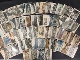 de nombreuses cartes postales anciennes exposées sur une table