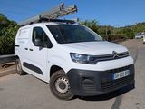 la camionnette blanche est garée sur le côté de la route