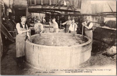 une vieille photo montrant un groupe d'hommes travaillant dans une usine