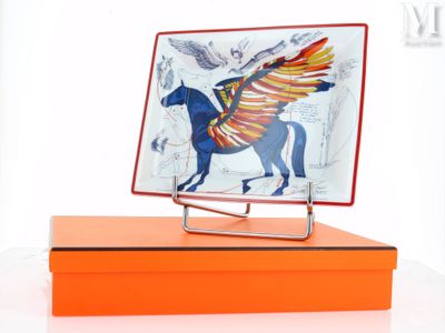 une boîte orange sur laquelle est représenté un cheval