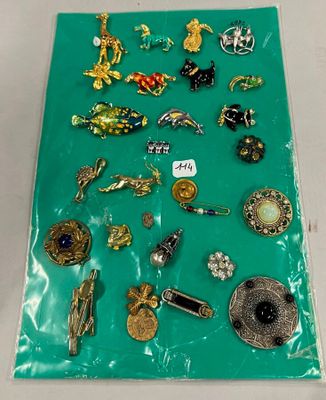 de nombreux types de broches disposés sur un fond vert