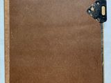 un morceau de papier brun sur lequel est collé un morceau de ruban adhésif noir