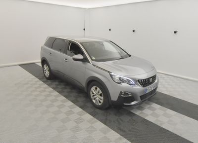 la voiture argentée est garée dans le garage sur le sol en damier