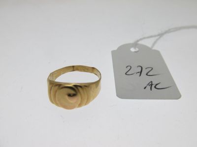gros plan d'une bague en or portant une étiquette de prix