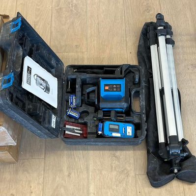une trousse à outils dans un coffret en plastique posé sur le sol
